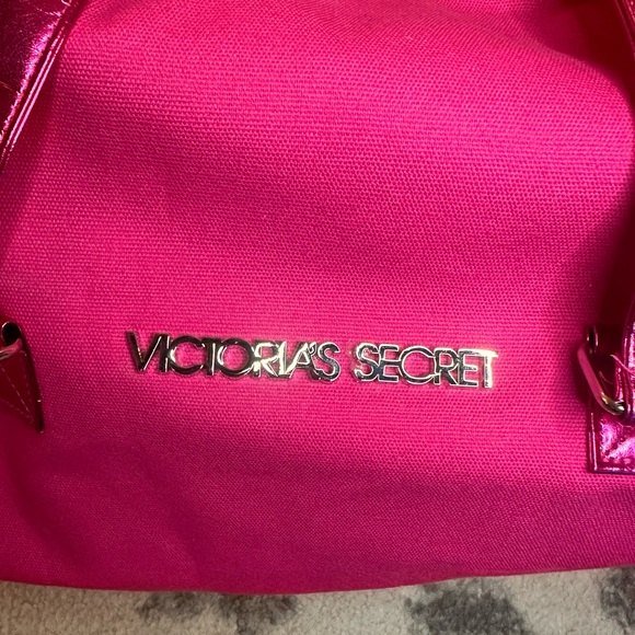 Victoria’s Secret extra large pink duffel bag NWOT - like new, never used! - Picture 2 of 9